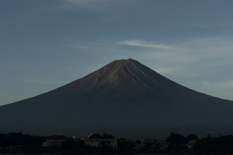 ARCHIVO - El monte Fuji a primera hora de la mañana se ve desde el lago Kawaguchi, Japón, el 7 de agosto de 2019. (AP Foto/Jae C. Hong, Archivo)