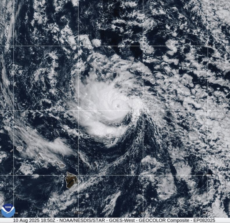 Imagen suministrada por la Oficina Nacional de Administración Oceánica y Atmosférica de Estados Unidos (NOAA) que muestra a la tormenta tropical Henriette el 10 de agosto del 2025. (NOAA via AP)