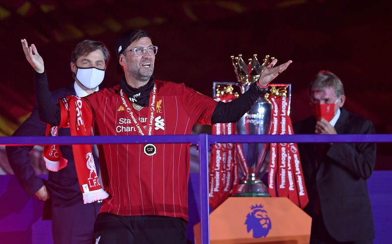 ARCHIVO - Jürgen Klopp, técnico del Liverpool, festeja tras coronarse en la Liga Premier, tras un partido ante Chelsea, el 22 de julio de 2020 (Laurence Griffiths, Pool via AP, archivo)