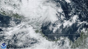 Foto satelital de la tormenta Sara sobre Centroamérica y el Caribe. Foto de GOES-East GeoGolor tomada el 14 de noviembre del 2024 a las 1:03 p.m. EST y entregada por la Oficina Nacional de Administración Oceánica y Atmosférica de Estados Unidos. (CIRA/NOAA via AP)