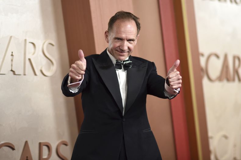 Ralph Fiennes llega a los Premios Oscar, el 2 de marzo de 2025, en el Teatro Dolby, en Los Angeles. (Foto, Richard Shotwell/Invision/AP)