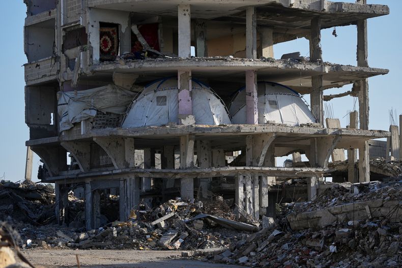 Tiendas de campaña dentro de un edificio de apartamentos destruido en Jan Yunis, en el sur de la Franja de Gaza, el sábado 15 de noviembre de 2025. (AP Foto/Abdel Kareem Hana)