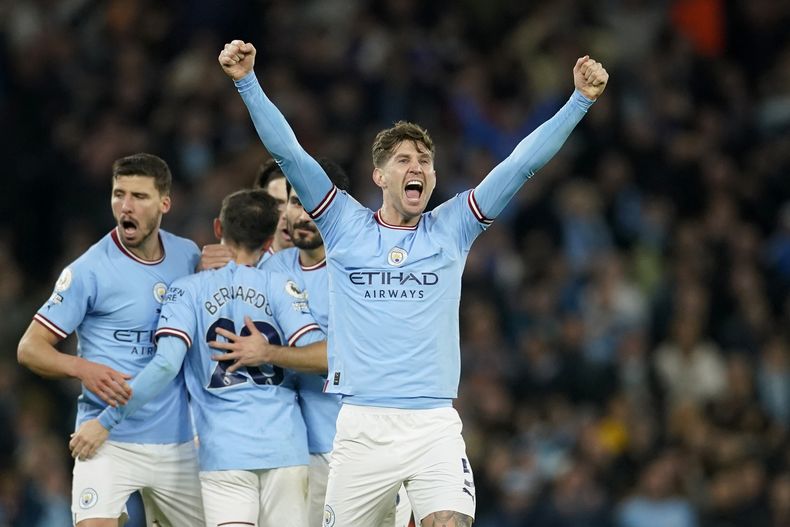 John Stones (segundo a la derecha) celebra tras marcar el segundo gol del Manchester City ante Arsenal en la Liga Premier, el miércoles 26 de abril de 2023. (AP Foto/Dave Thompson)