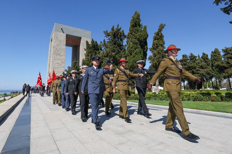 Soldados de Nueva Zelanda participan en la conmemoración del aniversario de la batalla cerca de Canakkale, Turquía, el 24 de abril del 2026. (Sercan Ozkurnazli/Dia Photo via AP)