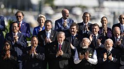 Líderes asistentes a la cumbre del G20 en una foto de grupo en Río de Janeiro, el lunes 18 de noviembre de 2024. (AP Foto/Eraldo Peres)