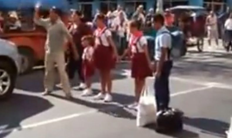 El pueblo simpatizante con la familia grita a la policía "Abusadores, asesinos" luego que esta junto y sus tres hijas protestaran por por no ser escuchados por las autoridades durante años.