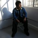El cantautor mexicano Macario Martínez posa para una foto durante una entrevista para promocionar su álbum Si mañana ya no estoy en la Ciudad de México, el martes 28 de octubre de 2025. (Foto AP/Berenice Bautista)