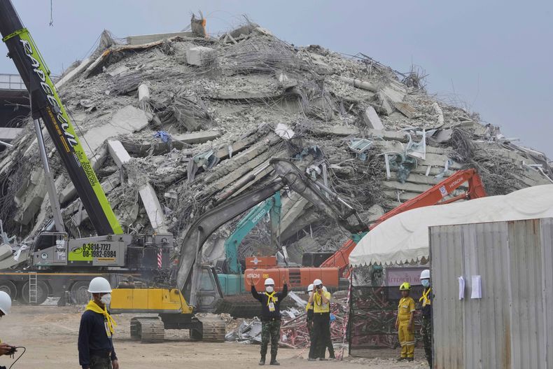 Rescatistas trabajan en el sitio de un edificio en construcción que se derrumbó después de un terremoto en Bangkok, Tailandia, el lunes 31 de marzo de 2025. (AP Foto/Manish Swarup)