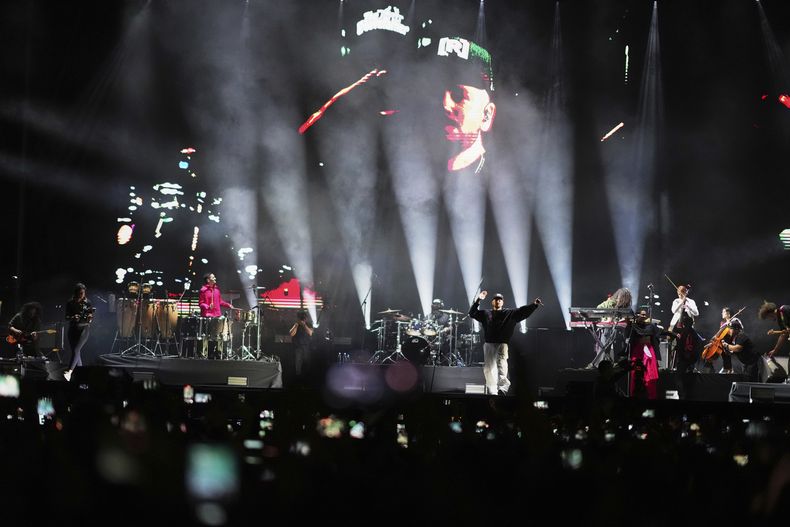El rapero, escritor y cineasta puertorriqueño René Pérez Joglar, conocido profesionalmente como Residente, realiza un concierto gratuito en el Zócalo de la Ciudad de México, el sábado 6 de septiembre de 2025. (Foto AP/Eduardo Verdugo)