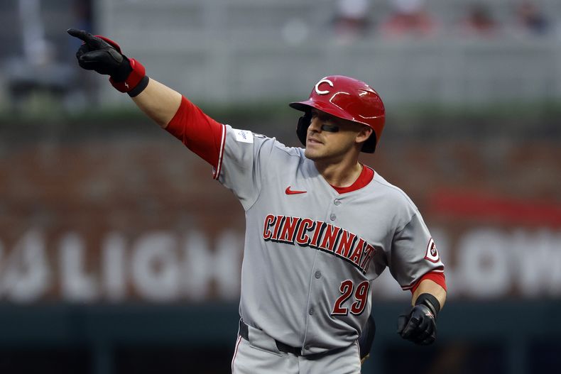 TJ Friedl, de los Rojos de Cincinnati, festeja tras batear un cuadrangular ante los Bravos de Atlanta, el miércoles 7 de mayo de 2025 (AP Foto/Butch Dill)