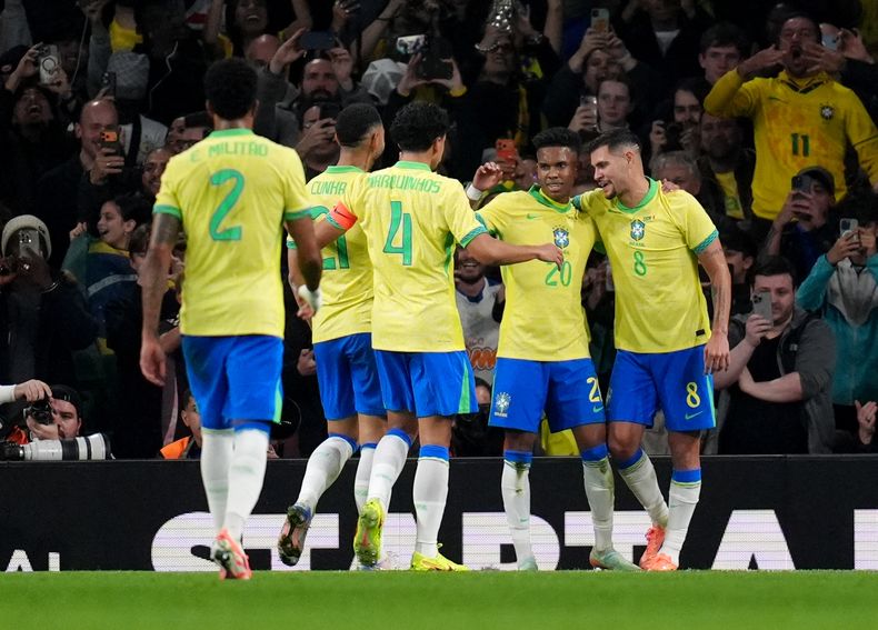 Estevao (derecha), de la selección de Brasil, festeja luego de abrir el marcador en un partido amistoso ante Senegal, el sábado 15 de noviembre de 2025, en Londres (John Walton/PA via AP)