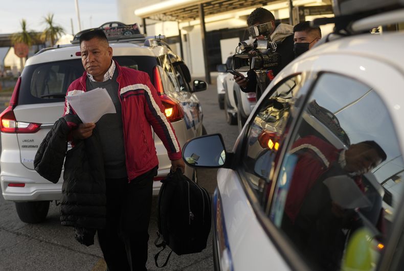 El exjesuita Pedro Lima llega al aeropuerto internacional de El Alto en Bolivia, el lunes 22 de mayo de 2023, antes de viajar a La Paz para declarar en la fiscalía por presuntos abusos cometidos por curas. (AP Foto/Juan Karita)