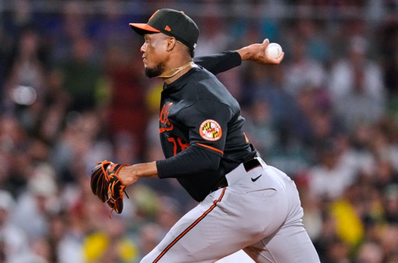 Yennier Cano, de los Orioles de Baltimore, trabaja en la séptima entrada del segundo juego de béisbol de Grandes Ligas de una doble cartelera contra los Medias Rojas de Boston, el miércoles 22 de julio de 2026, en Boston. (AP Foto/Charles Krupa)