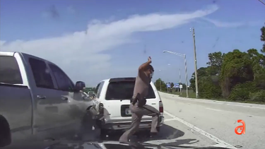 un florida state trooper y una mujer son casi aplastados por un auto en la i95