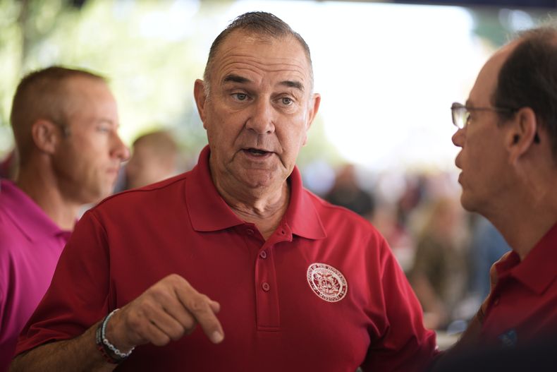 El gobernador de Missouri Mike Kehoe habla a los asistentes al desayuno tradicional del estado, en la Feria Estatal de Missouri, el jueves 14 de agosto de 2025 en Sedalia, Missouri. (AP Foto/Charlie Riedel)