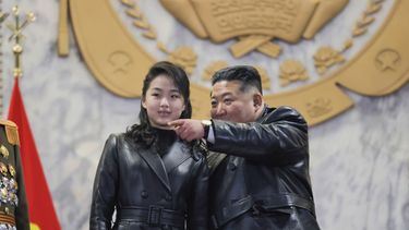 ARCHIVO - En esta foto proporcionada por el gobierno de Corea del Norte, el mandatario Kim Jong Un asiste a un desfile junto a su hija en Pyongyang, Corea del Norte, el 25 de febrero de 2026. El contenido de esta imagen es tal como se proporcionó y no puede verificarse de manera independiente. La marca de agua en coreano que aparece en la imagen dice ACNC, que es la abreviatura de Agencia Central de Noticias de Corea. (Agencia Central de Noticias de Corea/Servicio de Noticias de Corea vía AP, archivo) Traducción realizada con la versión gratuita del traductor DeepL.com