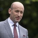 El subjefe de despacho de la Casa Blanca, Stephen Miller, habla con reporteros fuera de la Casa Blanca, el viernes 9 de mayo de 2025, en Washington. (AP Foto/Mark Schiefelbein)