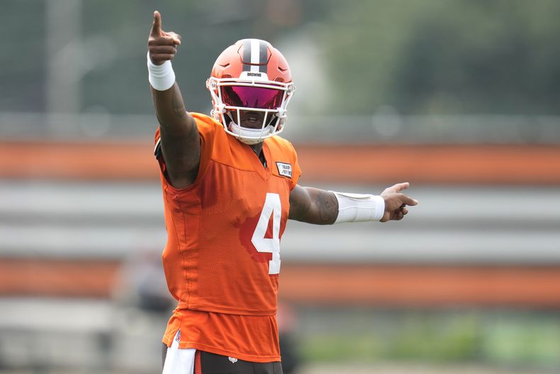 El quarterback de los Browns de Cleveland, Deshaun Watson (4) hace una seña durante una práctica en conjunto de NFL con los Vikings de Minnesota, el jueves 15 de agosto de 2024, en Berea, Ohio. (AP Foto/Sue Ogrocki)