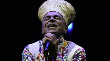 Rubén Albarrán, vocalista de Café Tacvba, durante su presentación en el festival Vive Latino en la Ciudad de México el 18 de marzo de 2023. La banda mexicana galardonada con el Grammy y el Latin Grammy, Café Tacvba, recibirá un Premio de la Herencia Hispana en una cermonia que se realizará en el Kennedy Center de la capital estadounidense el 7 de septiembre de 2023 y se transmitirá por PBS el 29 de septiembre, anunció la Fundación de la Herencia Hispana. (Foto AP/Fernando Llano)