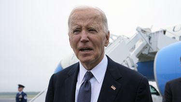 El presidente Joe Biden habla antes los medios tras bajar del Air Force One en la base de la Fuerza Aérea de Dover en Delaware, el viernes 27 de septiembre de 2024, para pasar el fin de semana en su casa de playa en Rehoboth Beach, Delaware. (AP Foto/Susan Walsh)