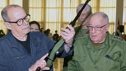 silvio rodriguez recibe fusil akm en acto con diaz-canel y desata polemica en cuba silvio rodriguez recibe fusil akm en acto con diaz-canel y desata polemica en cuba