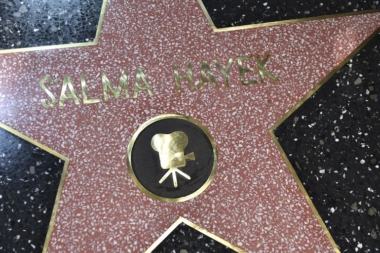 Hayek vive momento sanador con su estrella en Hollywood