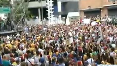 americateve | Aunque el presidente Nicolás Maduro instaló un diálogo de paz para intentar solventar la crisis en Venezuela, los estudiantes fueron  hoy fuertemente arremetidos por la guardia nacional.