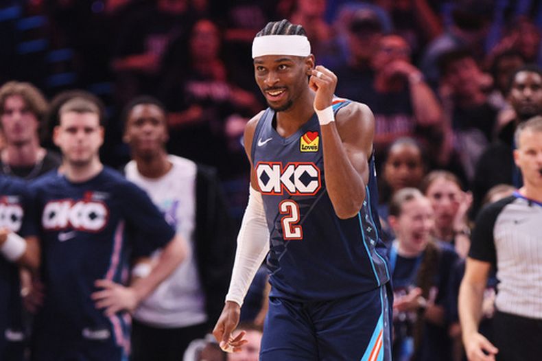 Shai Gilgeous-Alexander, del Thunder de Oklahoma City, festeja en el segundo partido de las semifinales de la Conferencia Oeste ante los Lakers de Los Ángeles (AP Foto/Nate Billings)