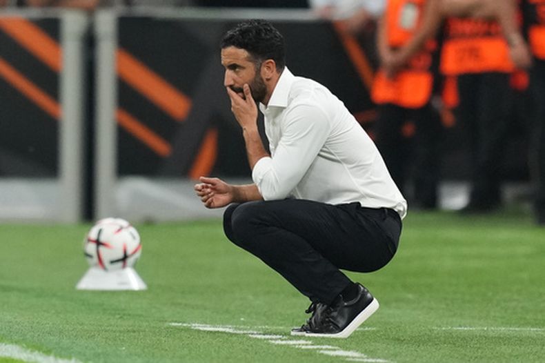 El técnico del AC Milan Ruben Amorim durante el partido contra Benfica en la Liga Europa, el miércoles 16 de septiembre de 2026, en Milán. (AP Foto/Antonio Calanni)