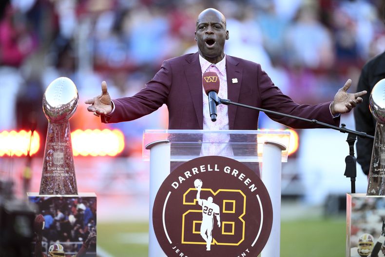 El ex defensive back de Washington, Darrell Green habla durante una ceremonia de retiro de camiseta en el medio tiempo del juego de la NFL entre los Commanders de Washington y los Panthers de Carolina, el domingo 20 de octubre de 2024, en Landover, Maryland. (AP Foto/Nick Wass)