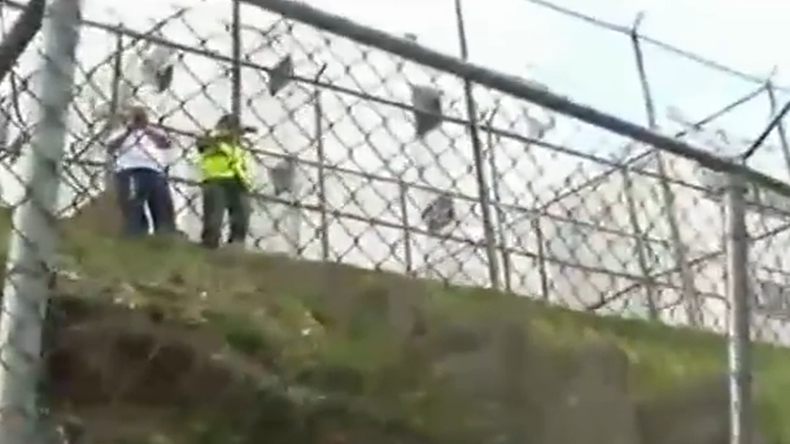 El preso político venezolano, Leopoldo López, logra romper el cerco militar y desde la ventana de su celda envió un mensaje.