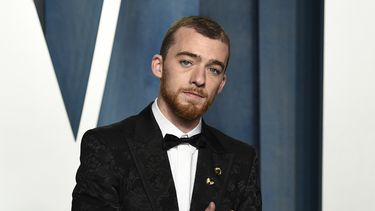 ARCHIVO - El actor Angus Cloud llega a la fiesta de los Oscar de Vanity Fair el 27 de marzo de 2022 en Beverly Hills, California. Cloud, el actor que interpretó al narcotraficante Fezco Fez ONeill en la serie de HBO Euphoria, murió por una sobredosis de cocaína, fentanilo y otras sustancias, dijo el jueves la oficina forense del norte de California. Falleció el 31 de julio en la casa de su familia en Oakland, California. Tenía 25 años. (Foto Evan Agostini/Invision/AP, archivo)