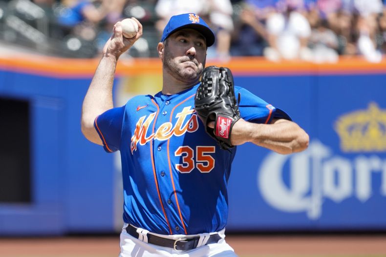 Justin Verlander de los Mets de Nueva York lanza ante los Nacionales de Washington, el domingo 30 de julio de 2023, en Nueva York. (AP Foto/Mary Altaffer)