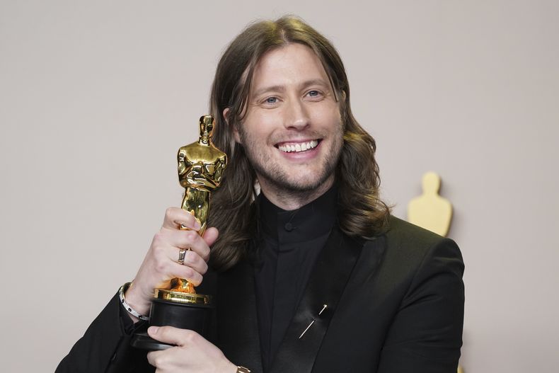 Ludwig Goransson posa en la sala de prensa con el premio a mejor música original por Oppenheimer en los Oscar el domingo 10 de marzo de 2024, en el Teatro Dolby en Los Ángeles. (Foto Jordan Strauss/Invision/AP)