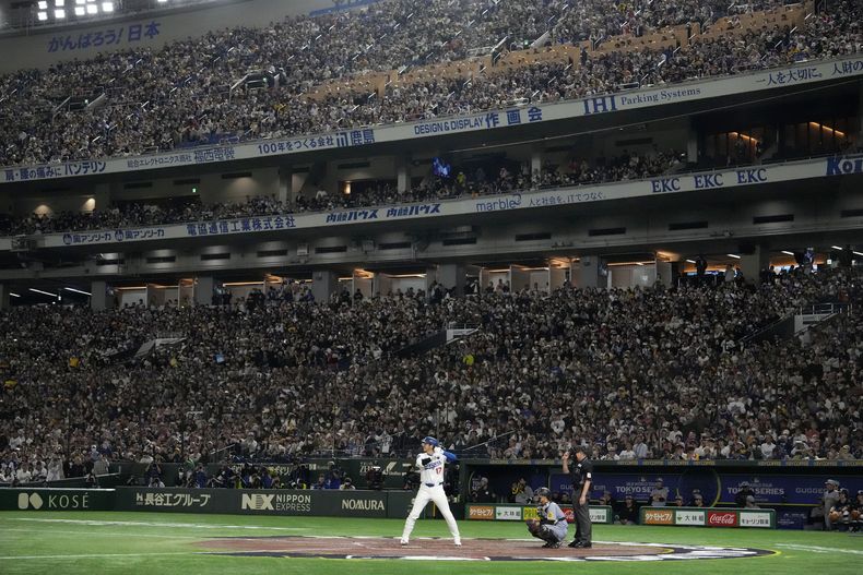 Shohei Ohtani de los Dodgers de Los Ángeles batea ante los Hanshin Tigers en un juego de exhibición, el domingo 16 de marzo de 2025, en Tokio. (AP Foto/Eugene Hoshiko)