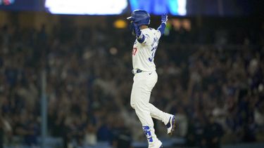El dominicano Teoscar Hernández, de los Dodgers de Los Ángeles, festeja luego de conectar un sencillo que resolvió el juego del martes 2 de julio de 2024, ante los Diamondbacks de Arizona (AP Foto/Ryan Sun)