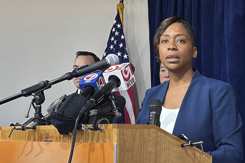La fiscal general de Massachusetts Andrea Campbell en conferencia de prensa en Boston el 7 de febrero del 2025. (AP foto/Michael Casey)