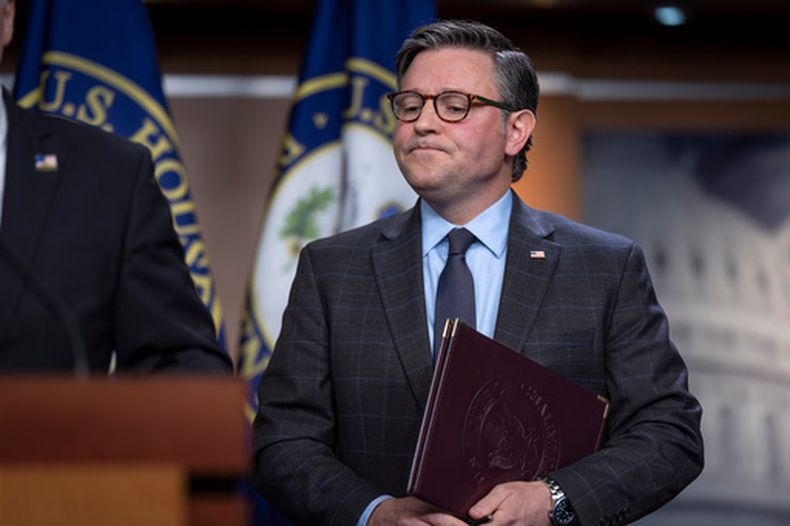 El presidente de la Cámara de Representantes de Estados Unidos, Mike Johnson, hace una pausa antes de reunirse con reporteros antes de una votación sobre un proyecto de ley de financiación y una resolución contra las políticas socialistas, en una conferencia de prensa en el Capitolio, en Washington, el martes 1 de septiembre de 2026. (AP Foto/J. Scott Applewhite)