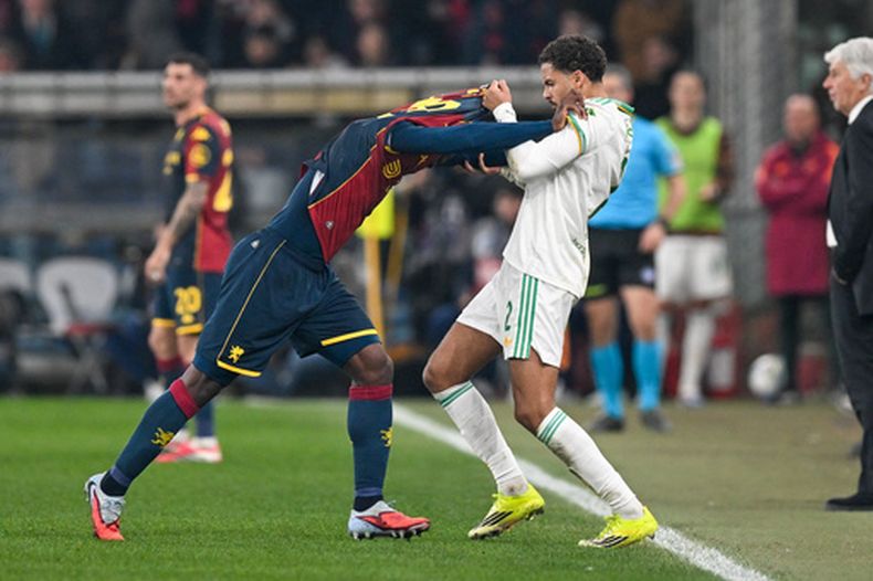 Caleb Ekuban, a la izquierda, del Genoa, discute con Devyne Rensch, de la Roma, durante el juego de fútbol de la Serie A italiana entre el Genoa y la Roma en Génova, Italia, el domingo 8 de marzo de 2026. (Tano Pecoraro/LaPresse vía AP)