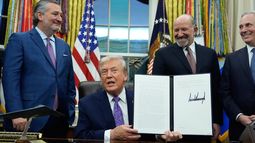 ARCHIVO – Flanqueado por el senador republicano de Texas, Ted Cruz, izquierda, el secretario de Comercio Howard Lutnick, segundo a la derecha, y el zar de la IA y las criptomonedas de la Casa Blanca, David Sacks, el presidente Donald Trump muestra su iniciativa firmada sobre IA en el Despacho Oval de la Casa Blanca, el 11 de diciembre de 2025, en Washington. (AP Foto/Alex Brandon, Archivo)