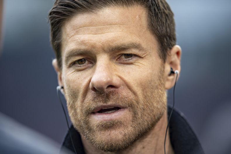 Xabi Alonso, técnico del Bayer Leverkusen, durante una entrevista previo al partido contra el Unión Berlín en la Bundesliga, el sábado 29 de abril de 2023. (Andreas Gora/dpa vía AP)