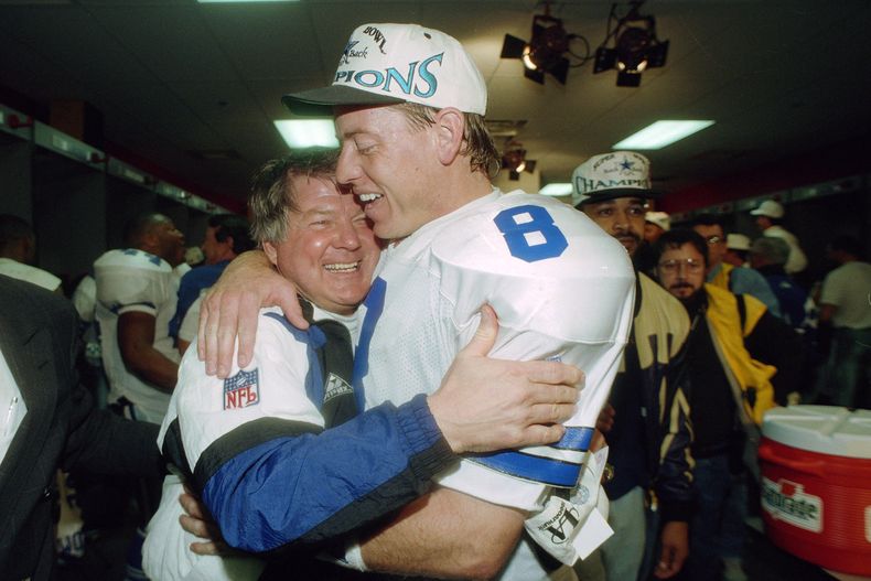 ARCHIVO - Jimmy Johnson, entrenador en jefe de los Cowboys de Dallas, abraza al quarterback Troy Aikman, tras ganar el Super Bowl XXVIII ante los Bills de Buffalo, el 30 de enero de 1994, en Atlanta (AP Foto/Charles Krupa, archivo)