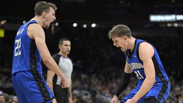 Wagner y Anthony guían a Magic a triunfo