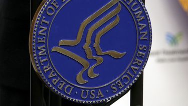 ARCHIVO - Esta fotografía del 15 de septiembre de 2017 muestra un sello del Departamento de Salud y Servicios Humanos de Estados Unidos (HHS, por sus siglas en ingles) en un edificio en Media, Pensilvania. (AP Foto/Jacqueline Larma, archivo)
