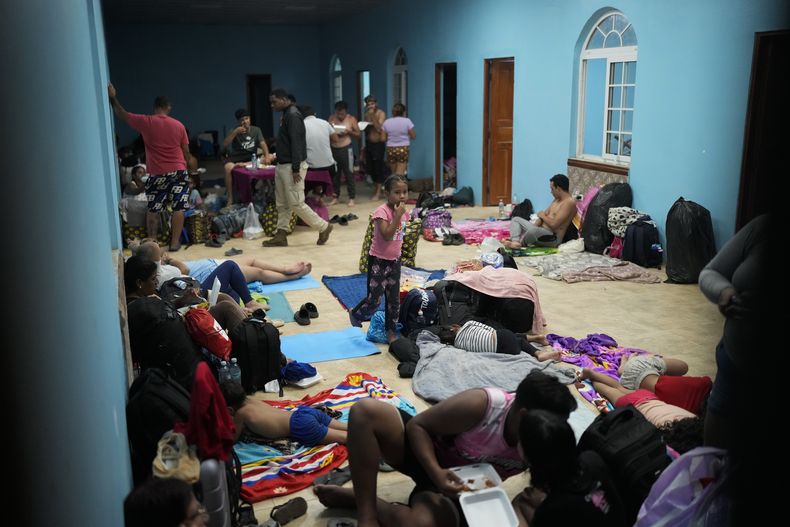Migrantes pasan la noche en un albergue en Palenque, Panamá, el 26 de febrero de 2025. Los migrantes regresan desde el sur de México tras renunciar a llegar a Estados Unidos, un flujo a la inversa provocado por la campaña antiinmigración del gobierno del presidente Donald Trump. (AP Foto/Matías Delacroix)