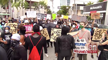continuan las protestas en el downtown de miami