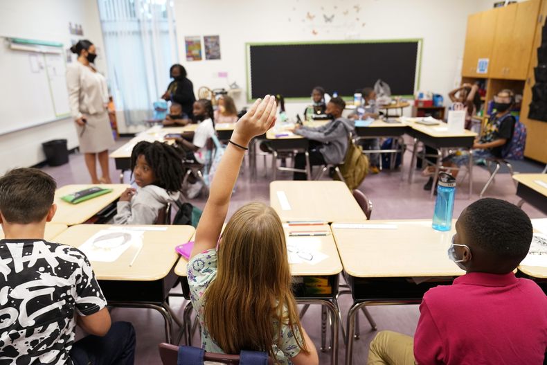 ARCHIVO - Una alumna alza la mano en un aula en la escuela primaria Tussahaw, el 4 de agosto de 2021 en McDonough, Georgia. (AP Foto/Brynn Anderson, Archivo)