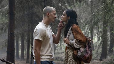 En esta imagen proporcionada por Lionsgate, Tom Blyth, izquierda, y Rachel Zegler en una escena de The Hunger Games: The Ballad of Songbirds and Snakes. (Lionsgate vía AP)