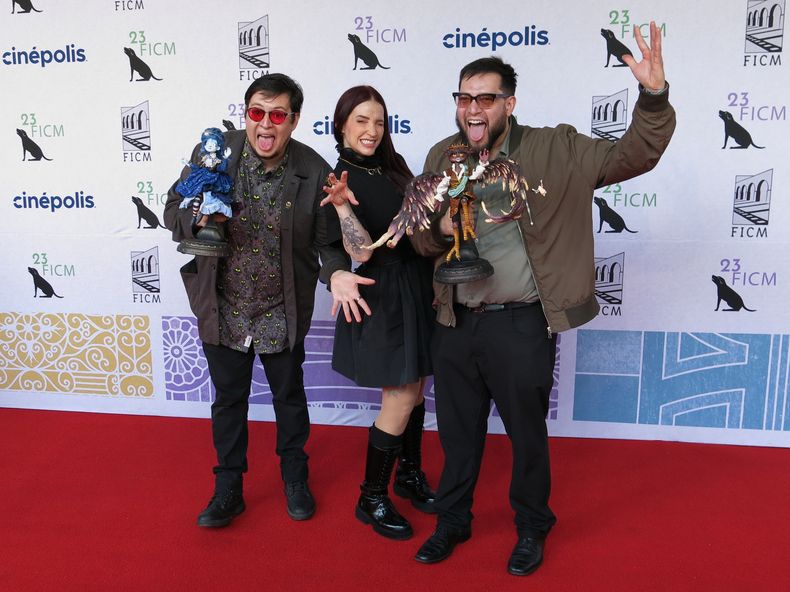 Los cineastas mexicanos Roy Ambriz (izquierda) y Arturo Ambriz (derecha) posan con la actriz y directora Mireya Mendoza en la alfombra roja de la película Soy Frankelda en el Festival de Cine de Morelia, en Morelia, México, el sábado 12 de octubre de 2025. (Foto AP/Berenice Bautista)