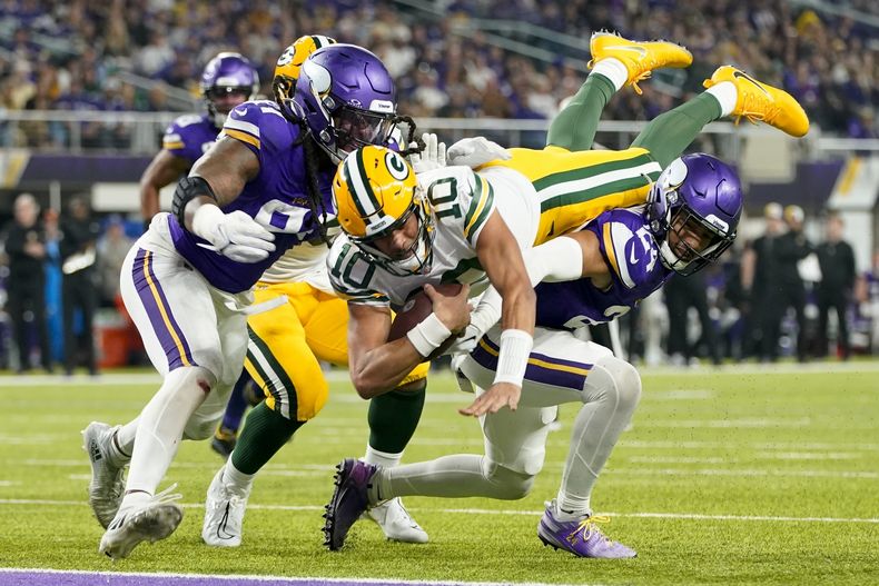 Jordan Love (10) quarterback de los Packers de Green Bay, se lanza hacia la zona de anotación para un touchdown durante la primera mitad del juego de la NFL en contra de los Vikings de Minnesota, el domingo 31 de diciembre de 2023, en Minneapolis. (AP Foto/Abbie Parr)